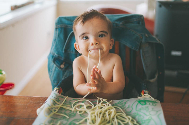 Quand un bébé doit-il commencer à manger des aliments solides? - Aux p'tits cadeaux