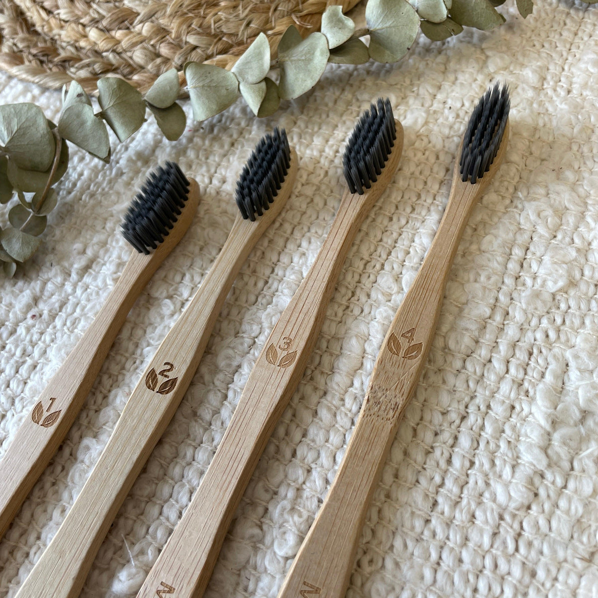 MINIHIP-ECO | Ensemble de 4 brosses à dents en bambou et charbon - MiniHip